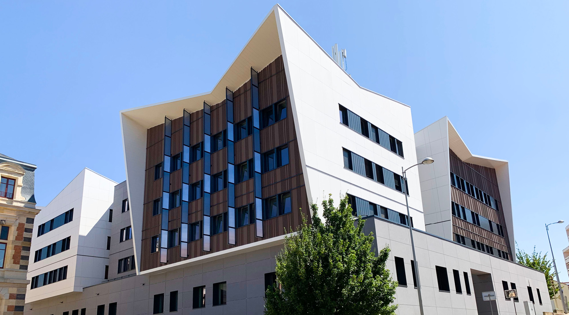 Etancoba a réalisé la rénovation énergétique et le bardage du centre administratif de Roanne (42)